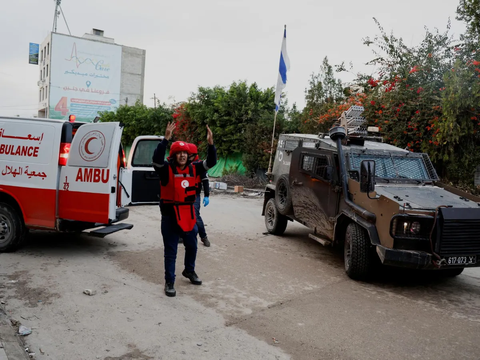 FOTO: Lancarkan Agresi ke Tepi Barat, Pasukan Israel Cegat Ambulan Palestina yang Sedang Darurat Membawa Pasien di Jenin