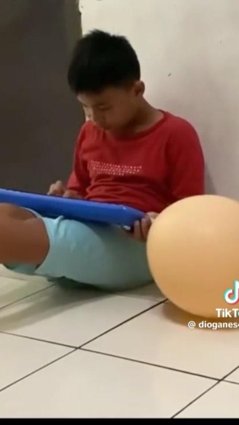 Viral Bocah Bagikan Cara Simpel Main Pianika, Warganet: Kenapa Dulu Enggak Kepikiran