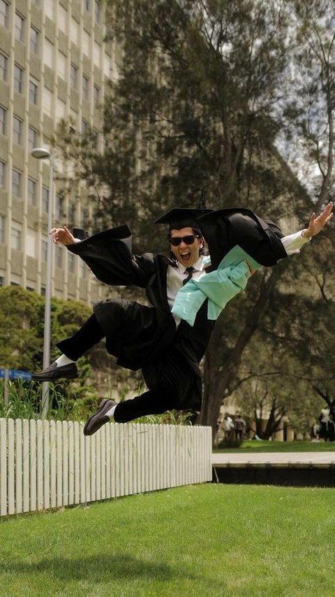 Foto-foto Iqbaal Ramadhan saat Prosesi Wisuda, jadi Lulusan Universitas Top di Australia