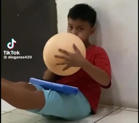 Viral Bocah Bagikan Cara Simpel Main Pianika, Warganet: Kenapa Dulu Enggak Kepikiran