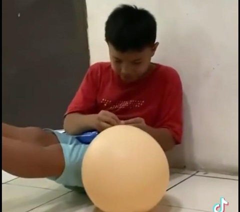 Viral Bocah Bagikan Cara Simpel Main Pianika, Warganet: Kenapa Dulu Enggak Kepikiran