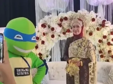 Viral Pira Pakai Kostum Badut ke Pernikahan Mantan, Haru saat Bertemu Orangtuanya