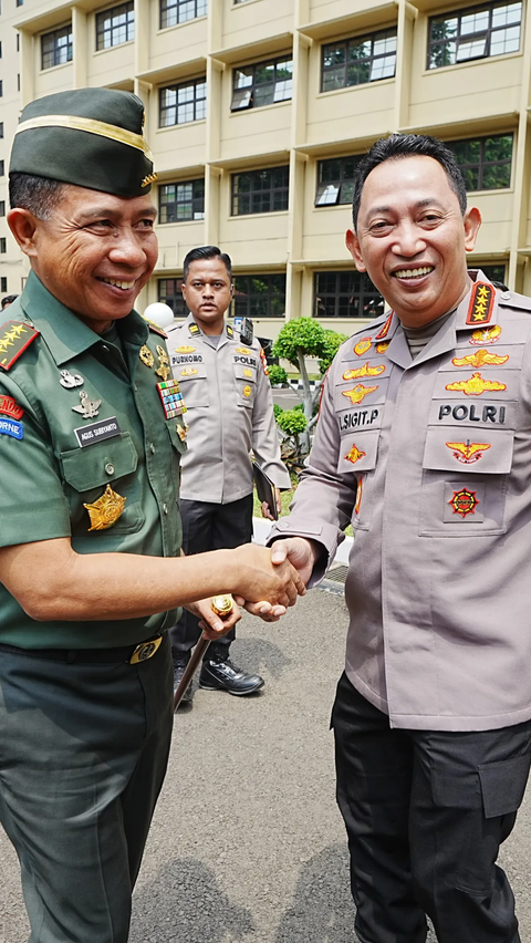 Jenderal Agus Subiyanto terlihat menghadiri sebuah acara bersama dengan Kapolri Jenderal Polisi Listyo Sigit Prabowo. <br>