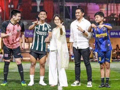 Potret Azizah Salsha Tanding Bola Bareng Suami, Masih Pakai Baju Kondangan