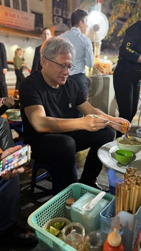 Hangout of the Wealthy Boss with Rp648 Trillion Fortune, Caught Enjoying Street Food