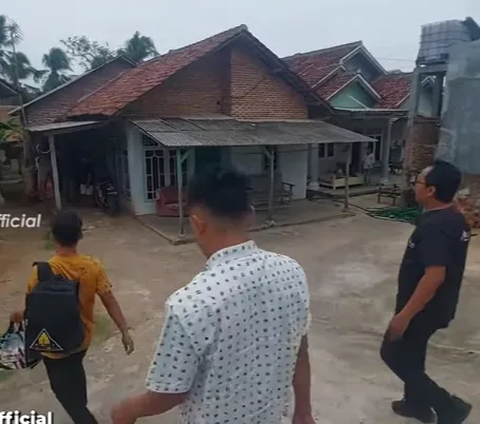 Merantau 10 Tahun Jadi Waria Akhirnya Ozi Saputra Pulang Kampung, Sang Ibu Langsung Memeluk Sambil Menangis