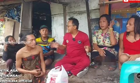 Merantau 10 Tahun Jadi Waria Akhirnya Ozi Saputra Pulang Kampung, Sang Ibu Langsung Memeluk Sambil Menangis