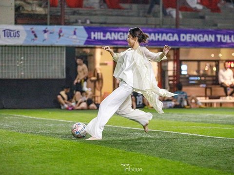 Potret Azizah Salsha Tanding Bola Bareng Suami, Masih Pakai Baju Kondangan