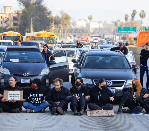 Para pengunjuk rasa dari kaum Yahudi-Amerika melakukan aksi blokade lalu lintas jalan di 110 Freeway, Los Angeles, California, Amerika Serikat pada 13 Desember 2023 waktu setempat.