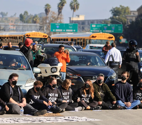 FOTO: Serukan Gencatan Senjata di Gaza, Demonstran Yahudi-Amerika Nekat Blokade Jalan Tol di Los Angeles