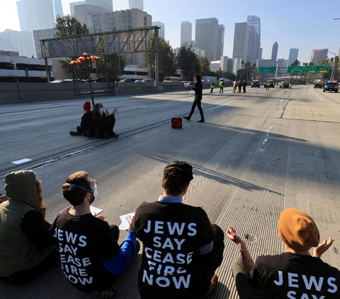 FOTO: Serukan Gencatan Senjata di Gaza, Demonstran Yahudi-Amerika Nekat Blokade Jalan Tol di Los Angeles