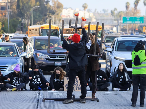 FOTO: Serukan Gencatan Senjata di Gaza, Demonstran Yahudi-Amerika Nekat Blokade Jalan Tol di Los Angeles