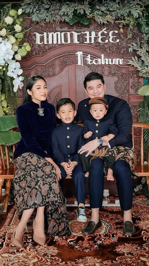 Usung Konsep Tradisional, ini Potret Lucu Baby Timo Anak Chef Arnold di Momen Ultah yang Pertama