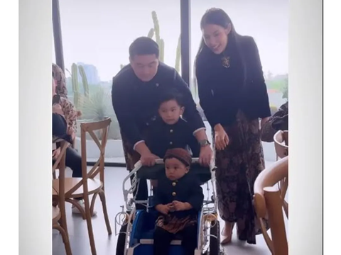 Usung Konsep Tradisional, ini Potret Lucu Baby Timo Anak Chef Arnold di Momen Ultah yang Pertama