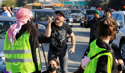 Pengendara protes demonstran karena bikin macet