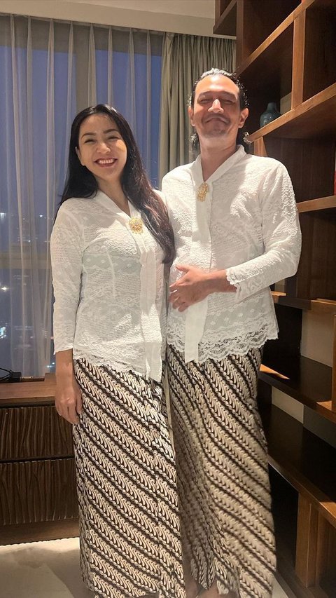 Salah Server! Hesti Purwadinata Ajak Suami Baju Couple Ala Jeng Yah, Hasilnya Dian Sastro Kesal
