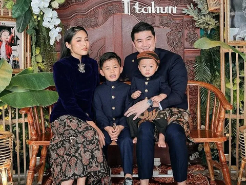 Usung Konsep Tradisional, ini Potret Lucu Baby Timo Anak Chef Arnold di Momen Ultah yang Pertama