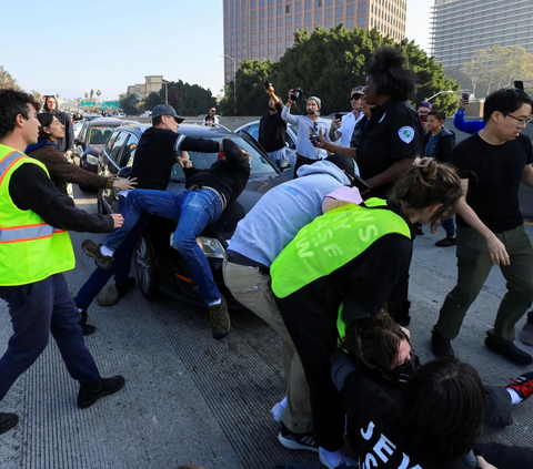 FOTO: Serukan Gencatan Senjata di Gaza, Demonstran Yahudi-Amerika Nekat Blokade Jalan Tol di Los Angeles