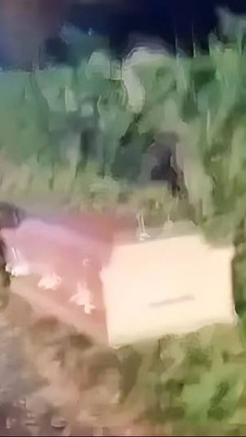 Unusual Incident: Funeral Vehicle Suddenly Catches Fire, Coffin Left by the Roadside.