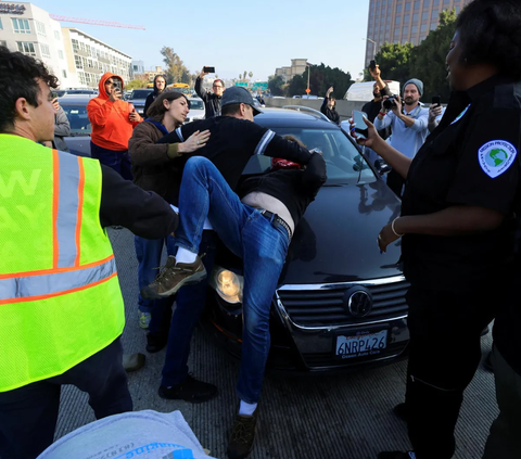 FOTO: Serukan Gencatan Senjata di Gaza, Demonstran Yahudi-Amerika Nekat Blokade Jalan Tol di Los Angeles