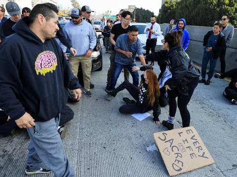 FOTO: Serukan Gencatan Senjata di Gaza, Demonstran Yahudi-Amerika Nekat Blokade Jalan Tol di Los Angeles