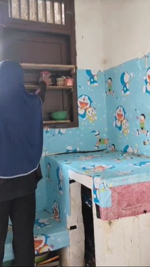 Pemilik tiktok @yu.ngatin awalnya menunjukkan kondisi dapurnya yang dihiasi wallpaper doraemon.