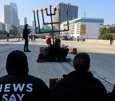 FOTO: Serukan Gencatan Senjata di Gaza, Demonstran Yahudi-Amerika Nekat Blokade Jalan Tol di Los Angeles