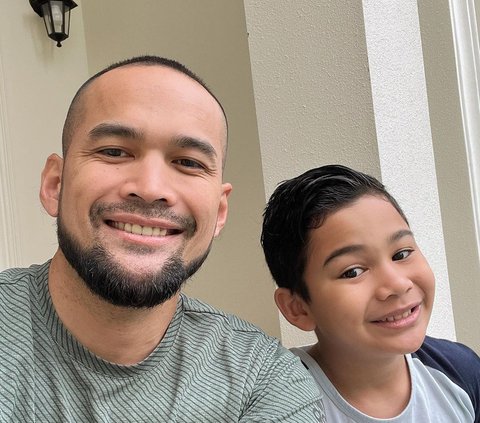 Teuku Wisnu Encourages His Child to Pray Fajr at the Mosque, His Son Has a Funny Trick to Ward Off Sleepiness