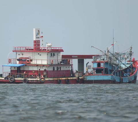 SPBU terapung Pertamina kembali menyediakan layanan kebutuhan bahan bakar minyak (BBM) untuk aktivitas perkapalan di perairan pesisir Muara Angke, Jakarta Utara, Kamis (14/12/2023).