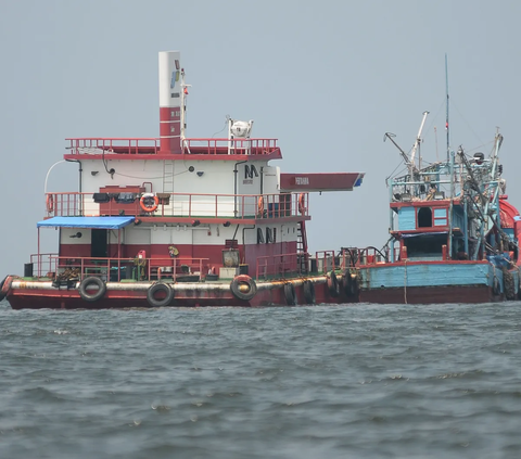 FOTO: Penampakan SPBU Terapung Pertamina di Perairan Jakarta yang Kembali Sediakan BBM Subsidi untuk Kapal-Kapal Nelayan