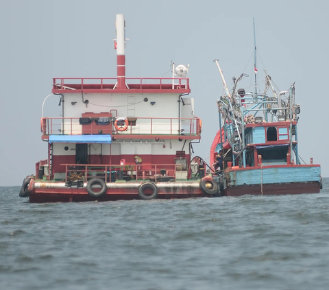 FOTO: Penampakan SPBU Terapung Pertamina di Perairan Jakarta yang Kembali Sediakan BBM Subsidi untuk Kapal-Kapal Nelayan