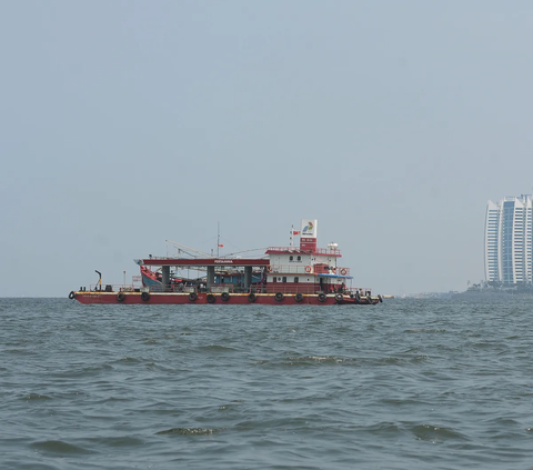 FOTO: Penampakan SPBU Terapung Pertamina di Perairan Jakarta yang Kembali Sediakan BBM Subsidi untuk Kapal-Kapal Nelayan