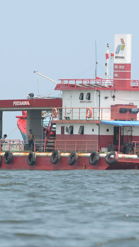 FOTO: Penampakan SPBU Terapung Pertamina di Perairan Jakarta yang Kembali Sediakan BBM Subsidi untuk Kapal-Kapal Nelayan<br>