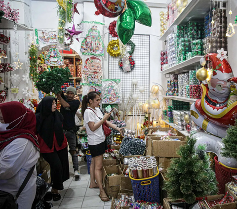 Menjelang perayaan Natal, penjualan pernak-pernik perayaan umat Kristiani mulai marak di pasaran.<br><br>Pasar Asemka yang terletak dengan Kota Tua Jakarta ini menjadi salah satu pusat penjualan hiasan khas Natal.