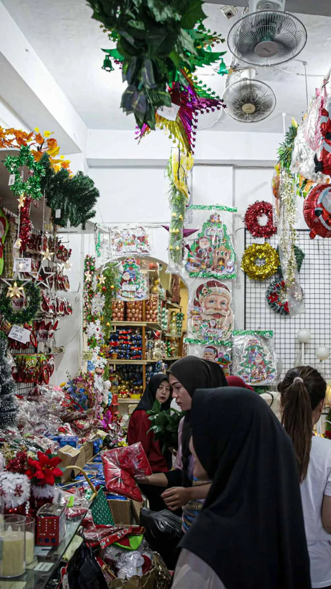 FOTO: Suasana Pasar Asemka yang Mulai Diserbu Para Pemburu Pernak-Pernik Natal<br>