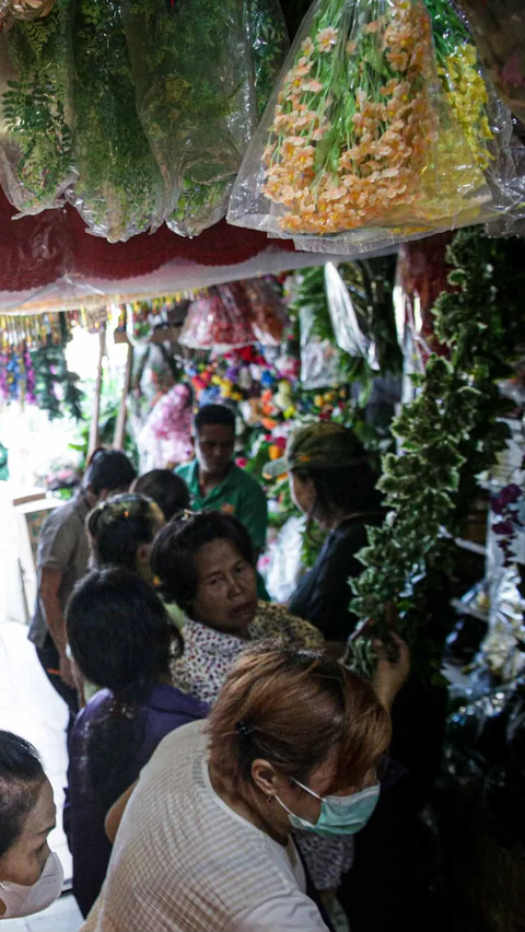 Suasana salah satu toko yang dipadati pembeli pernak-pernik Natal di Pasar Asemka, Jakarta, kamis (14/12/2023).