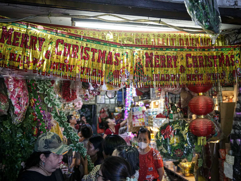 FOTO: Suasana Pasar Asemka yang Mulai Diserbu Para Pemburu Pernak-Pernik Natal