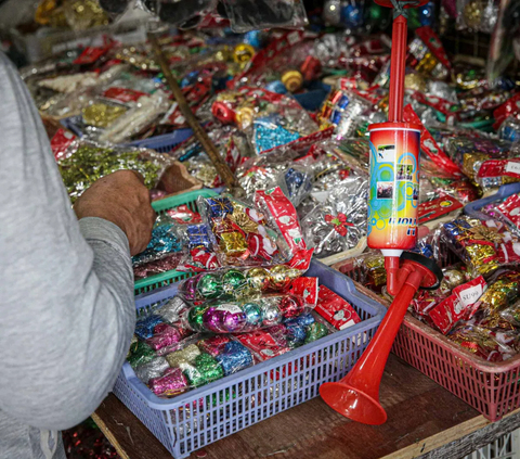 FOTO: Suasana Pasar Asemka yang Mulai Diserbu Para Pemburu Pernak-Pernik Natal
