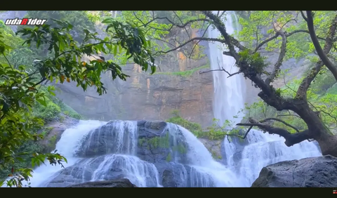 Menikmati keindahan Curug Cikanteh dari atas bebatuan