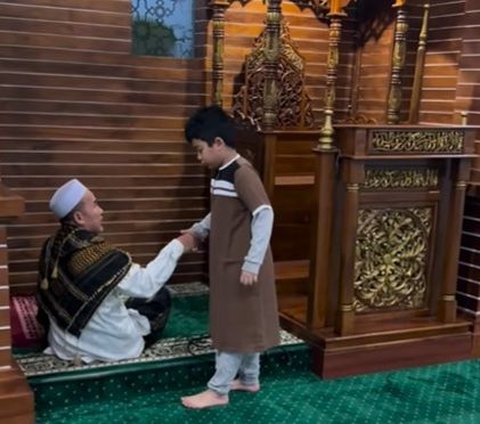 Teuku Wisnu Encourages His Child to Pray Fajr at the Mosque, His Son Has a Funny Trick to Ward Off Sleepiness