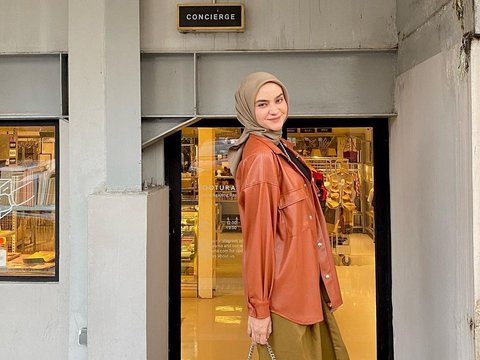 Reference Style Hijab with Skirt ala Helwa Basheel, Simple and Chic