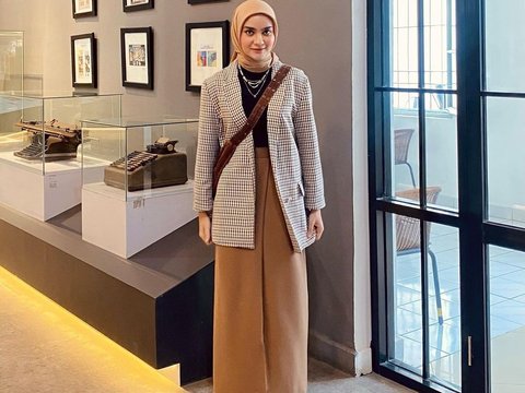 Reference Style Hijab with Skirt ala Helwa Basheel, Simple and Chic