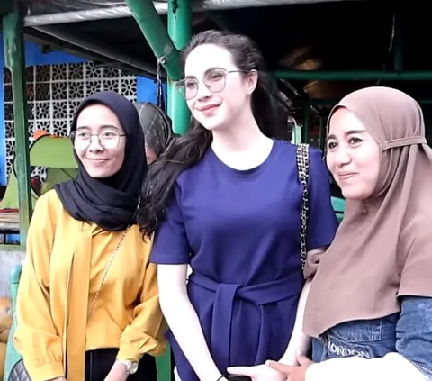 Jadi Istri Pejabat, Begini Potret Liburan Sederhana Arumi Bachsin di Jember - Main Layang-layang di Pantai Bareng Anak