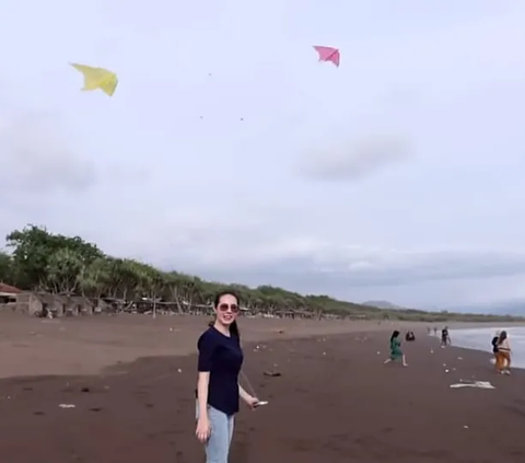 Jadi Istri Pejabat, Begini Potret Liburan Sederhana Arumi Bachsin di Jember - Main Layang-layang di Pantai Bareng Anak