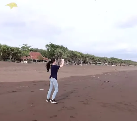 Jadi Istri Pejabat, Begini Potret Liburan Sederhana Arumi Bachsin di Jember - Main Layang-layang di Pantai Bareng Anak