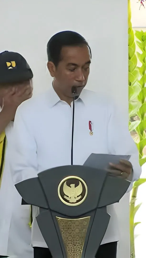 Jokowi Beri Kejutan ke Dika Siswa SMK yang Pinjami Topi Sekolah