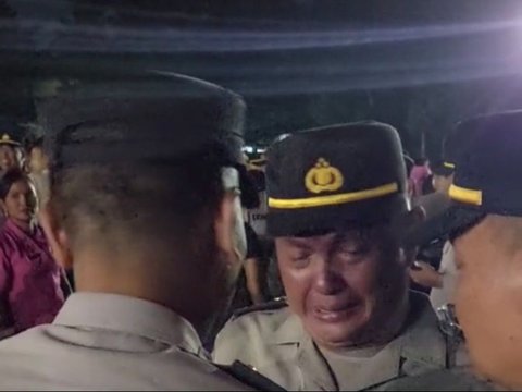 Emotional Moment as Police Officer Cries When Being Promoted by Colleague, Remembering His Late Wife