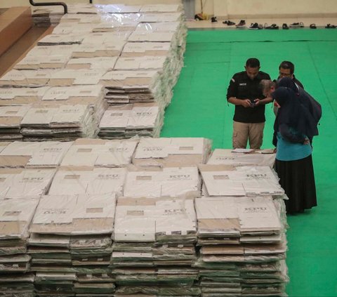 FOTO: Ribuan Bilik dan Kotak Suara Pemilu 2024 Mulai Didistribusikan ke Tingkat Kecamatan