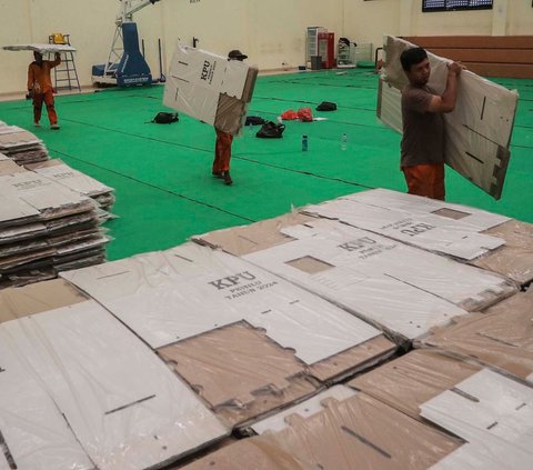 FOTO: Ribuan Bilik dan Kotak Suara Pemilu 2024 Mulai Didistribusikan ke Tingkat Kecamatan