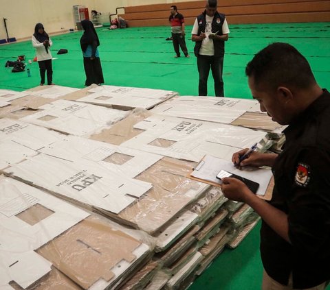 FOTO: Ribuan Bilik dan Kotak Suara Pemilu 2024 Mulai Didistribusikan ke Tingkat Kecamatan